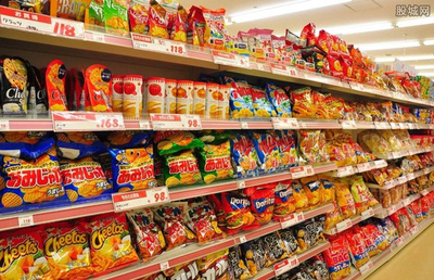 超市員工清理過期食品，守護市民“舌尖上的安全”